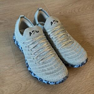 Worn 2 times APL size 9 techloom sneakers!